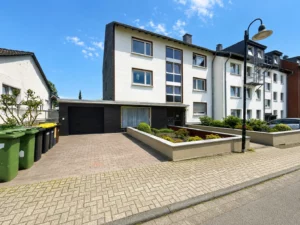 Solides Mehrfamilienhaus mit 6 WE plus ausgebautem Dachgeschoß und zusätzlicher Baufläche