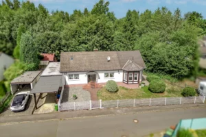 Ein Zuhause mit Kamin und Wintergarten direkt am Waldrand