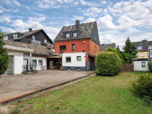 Wohnen und Arbeiten unter einem Dach: 2-3-Familienhaus mit großem Flächenangebot