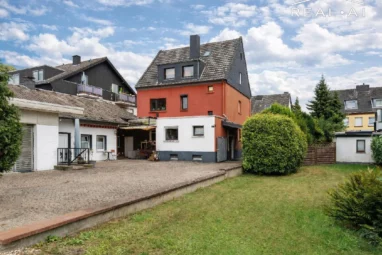 Wohnen und Arbeiten unter einem Dach: 2-3-Familienhaus mit großem Flächenangebot
