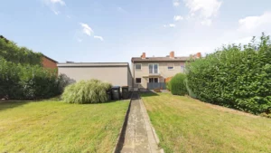 Raumwunder mit viel Grün – Reihenendhaus mit großem Garten und Garage