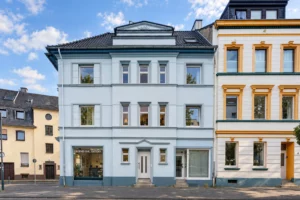 Helle Gewerbefläche mit Büro, Klimaanlage und großzügiger Schaufensterfront