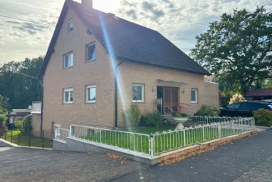 Verklinkertes Mehrfamilienhaus mit 3 Wohneinheiten und großem Garagengebäude nahe Flammersfeld!