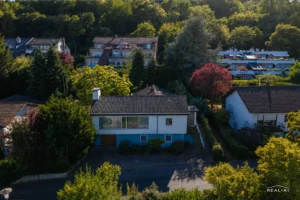 Bungalow mit Panoramablick auf das Siebengebirge und viel Entwicklungspotenzial