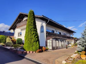 Teilvermietetes Zweifamilienhaus (erweiterbar) mit großem Grundstück und 3 Garagen in Randlage von AK