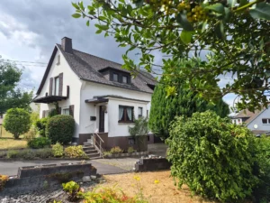 Geräumiges Wohnhaus mit weitläufigem Garten, nähe Neustadt/Wied!