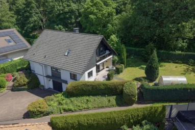 Traumlage am Waldrand von Hachenburg – Gepflegtes EFH mit ELW, Fernsicht und Schlossblick!