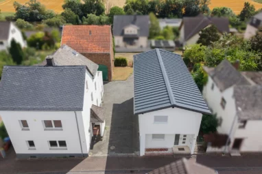 Zwei sanierte Zweifamilienhäuser mit großer Scheune auf einem Grundstück mit Fernblick auf Limburg!
