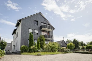 Komfort ohne Kompromisse: Eigentumswohnung mit Balkon, Loggia, Hobbyraum und einem Stellplatz