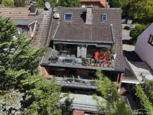 Außergewöhnliche moderne Dachgeschosswohnung mit Südwest-Balkon in bester Lage von GV-Kapellen