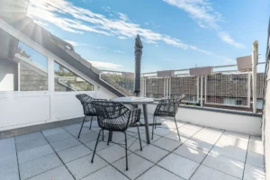 Eyecatcher Loggia! Top gepflegte Dachgeschosswohnung mit Wohlfühlcharakter in Flüren