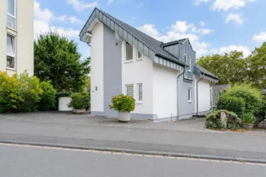 Stilvolle 3-Zimmer-Wohnung mit Balkon, Stellplatz und Fußbodenheizung