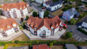 Eigennutzung oder Kapitalanlage! Helle freistehende Eigentumswohnung mit Dachterrasse und Fernblick!