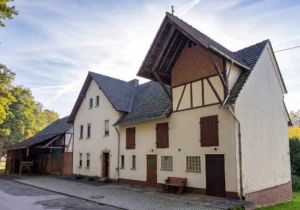 Renovierungsbedürftiges Einfamilienhaus mit 3000 m² Weidefläche in ruhiger Lage der VG Altenkirchen!