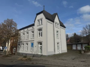 Praxishaus mit genügend Praxis/- Abstell/- und Parkfläche, zentral in Schladern!