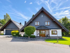 Besondere Architektur trifft großzügiges Wohnen – Einfamilienhaus mit Pool, Nebengebäude uvm.!