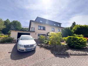 Gepflegtes Zweifamilienhaus mit viel Platz – in ruhiger Ortsrandlage von Reichshof!