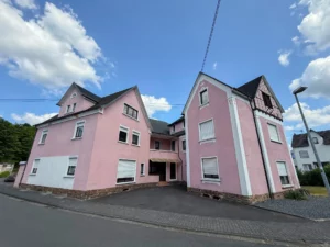 Charmantes Mehrfamilienhaus mit 6 Wohneinheiten auf großzügigem Grundstück in Hausen (Wied)