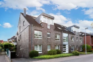 Schlebusch: Elegante 2-Zimmer-Wohnung (Paeschke) mit XXL-Balkon im 1. OG in ruhiger Sackgassenlage