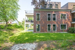 Moderne Terrassenwohnung in idyllischer Höhenlage – Architektonischer Komfort trifft Naturnähe