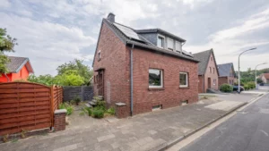 Grünes Paradies mit PV-Anlage: Gepflegte 92 m² – auf 871 m² Grundstück inkl. Teichanlage