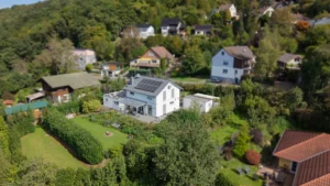 Smart & energieeffizient: Gepflegtes Einfamilienhaus mit Garagen in idyllischer Lage von Windeck!