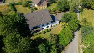 Großzügiges Zweifamilienhaus mit Einliegerwohnung auf rund 1.200 m² Grundstück!