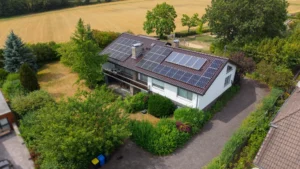 Geräumiger Bungalow mit Pool, Doppelgarage und Photovoltaikanlage in Ortsrandlage von Altenkirchen!