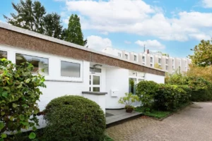 NEU IN SCHLEBUSCH: Ein Zuhause für jede Lebensphase  Winkelbungalow in begehrter Zentrumslage