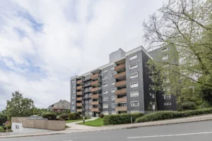 Gute Aussichten: Großzügige Eigentumswohnung mit Balkon, Fernsicht und Tiefgaragenstellplatz