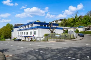 Rund 345 m², 10 Büros, weitere Nebenräume, Top-Sichtlage – „Willkommen im Wasserlosen Tal!“