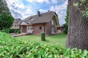 Großzügiges Einfamilienhaus auf weitläufigem Grundstück mit Sauna, Nebengebäude und Doppelgarage